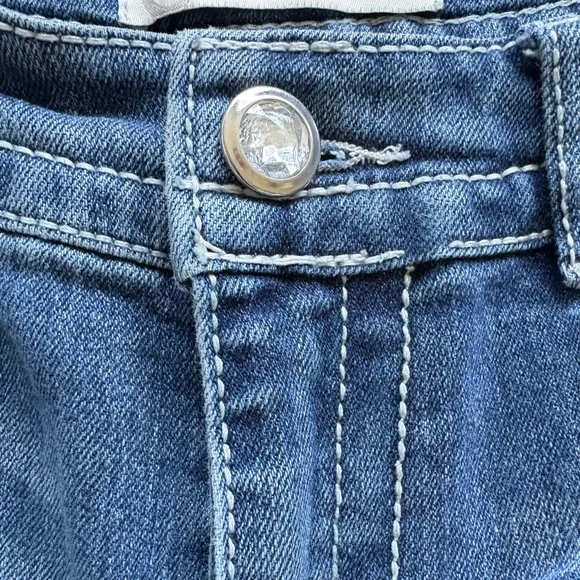 CATO Woman’s Size 4 Blue Embellished Pockets Low Rise Denim - Picture 5 of 6